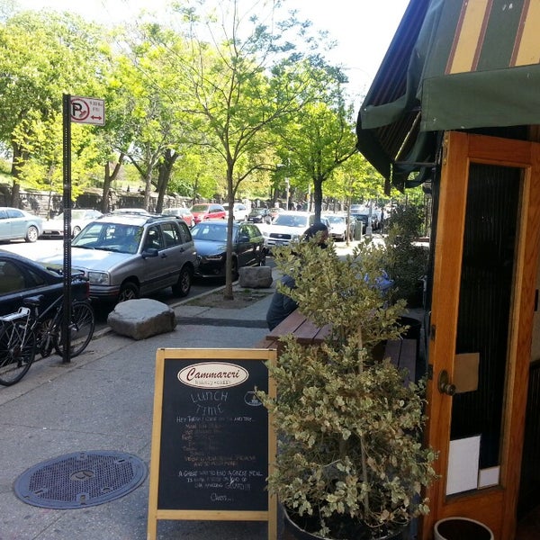 5/4/2013 tarihinde John H.ziyaretçi tarafından Cammareri Bakery &amp; Cafe'de çekilen fotoğraf