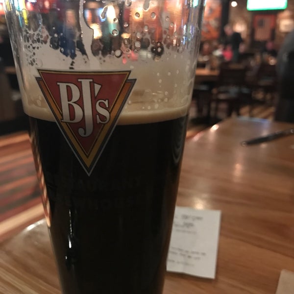 Photo taken at BJ&#39;s Restaurant &amp; Brewhouse by Darren E. on 4/6/2017