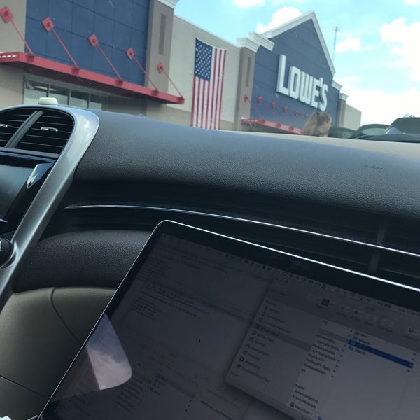 Lowe's Gun Barrel City'de Hırdavat Mağazası