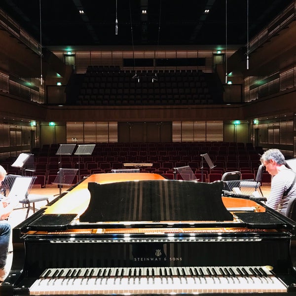 Foto diambil di Muziekgebouw oleh Peteris E. pada 5/24/2018