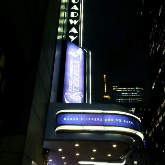 2/6/2013 tarihinde Patricia C.ziyaretçi tarafından Cinderella on Broadway'de çekilen fotoğraf