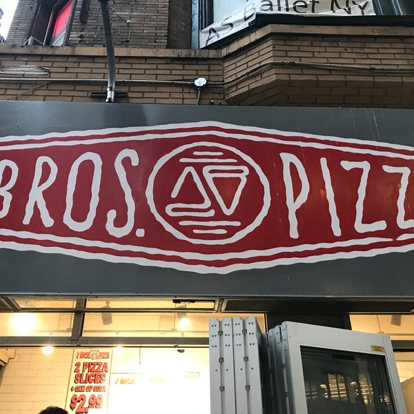 Photo prise au 2 Bros. Pizza par Brit M. le9/27/2018