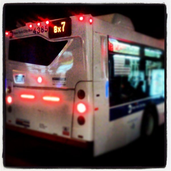 Снимок сделан в MTA Bus Time Stop #100082 (Bx7, Bx10, Bx20) пользователем T...
