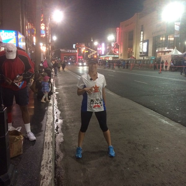 รูปภาพถ่ายที่ Hollywood Half Marathon &amp; 5k / 10k โดย Gloria G. เมื่อ 4/5/2014