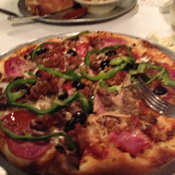 Foto tirada no(a) Covino&#39;s Pasta &amp; Pizza por Ed O. em 2/10/2013
