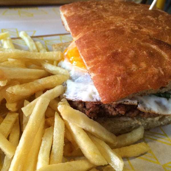 Photo taken at Bubada Club Sandwich and Burger by Yeliz A. on 7/2/2015