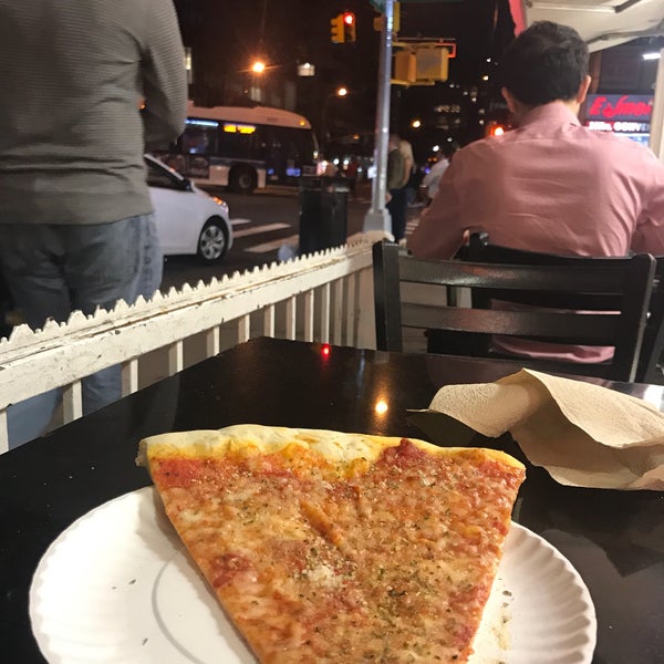 Das Foto wurde bei Ray&#39;s Pizza von Pia F. am 9/4/2017 aufgenommen