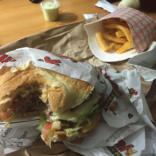 2/21/2016에 Billy G.님이 Junior Colombian Burger - South Kirkman Road에서 찍은 사진