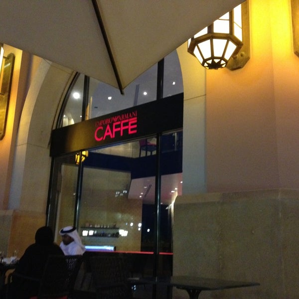 Photo prise au Emporio Armani Café- The Pearl Qatar par Matias L. le4/27/2013