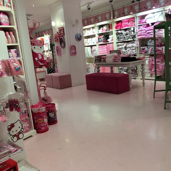 Das Foto wurde bei Hello Kitty World von Duygu ç. am 1/2/2015 aufgenommen