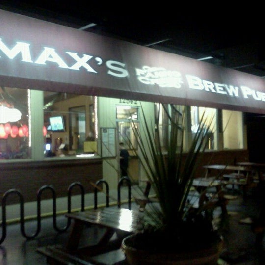 Foto scattata a Max&#39;s Fanno Creek Brew Pub da Scott L. il 12/10/2012