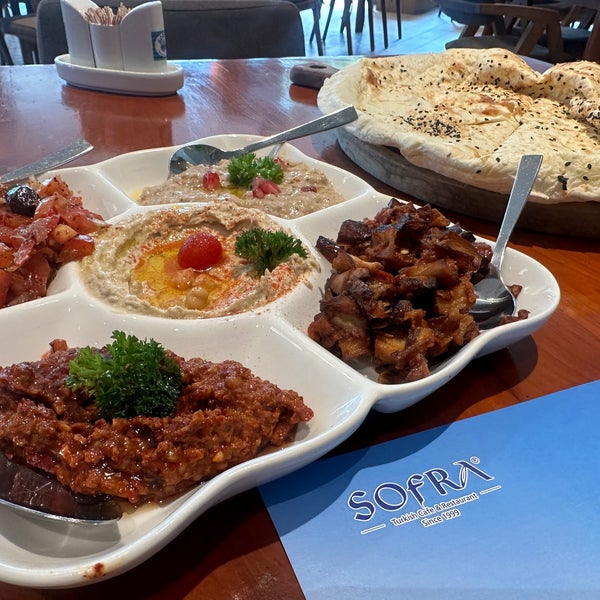 Das Foto wurde bei Sofra Turkish Cafe &amp; Restaurant von D C. am 9/5/2023 aufgenommen