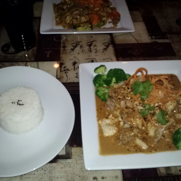 Снимок сделан в Spice Thai Restaurant пользователем Cary P. 3/1/2013