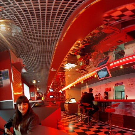 5/5/2013 tarihinde Василий М.ziyaretçi tarafından Diner &amp; Burger Bar'de çekilen fotoğraf