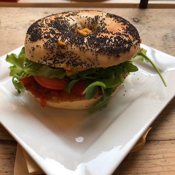 American style cafe. They have 2 vegan bagel sandwich options and the best Americano I've had. Seating is excellent and the owner is super nice. Great service, I definitely recommend.
