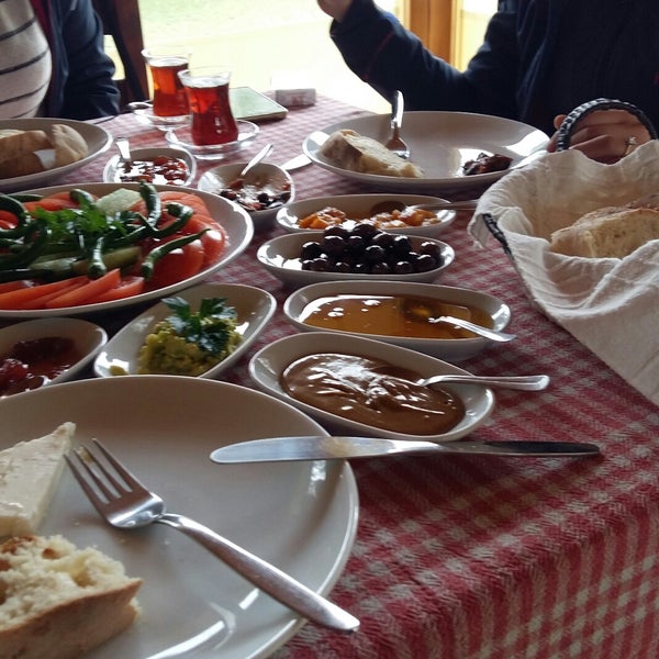 Foto diambil di Derin Bahçe Restaurant oleh Ertugrul B. pada 1/22/2018