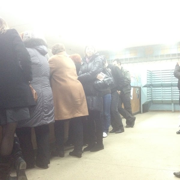 Очередь в фмс красногорск. Миграционная служба фото очереди. Очередь в миграционную службу. Очередь мигрантов в миграционной службе. Очередь мигрантов в москве.