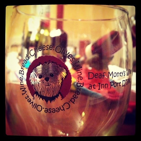 รูปภาพถ่ายที่ Deaf Monty&#39;s Wine โดย Omar J. เมื่อ 11/29/2012