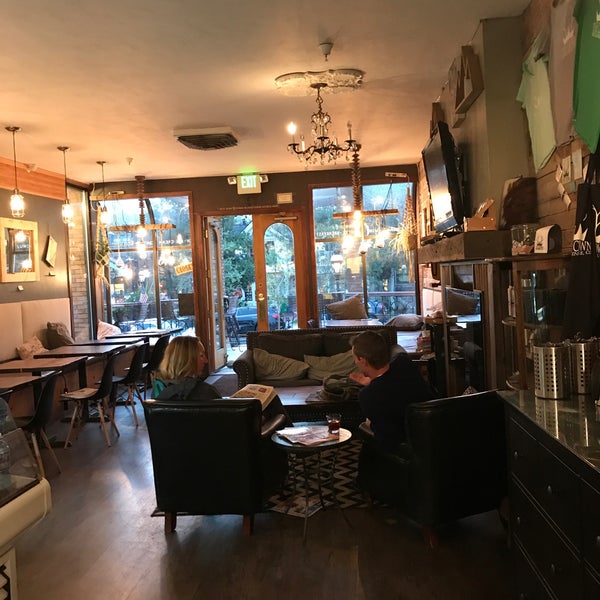 Foto scattata a Crown Cafe da Alicia C. il 9/1/2017