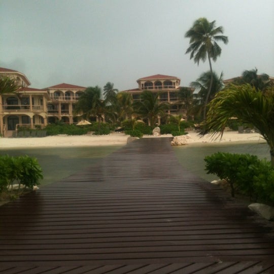 รูปภาพถ่ายที่ Coco Beach Resort โดย Clive M. เมื่อ 10/13/2012
