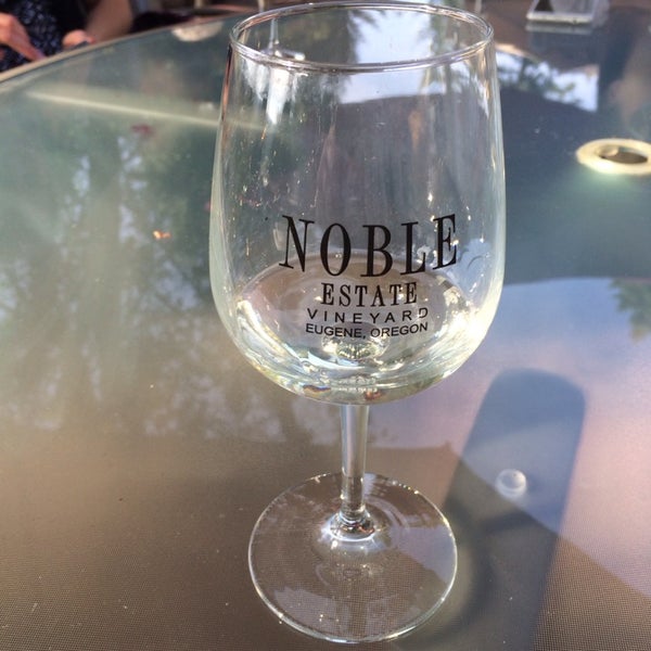 Das Foto wurde bei Noble Estate Vineyard &amp; Winery von Beverly D. am 9/7/2015 aufgenommen