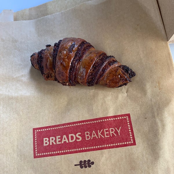 Das Foto wurde bei Breads Bakery von Beverly D. am 5/30/2022 aufgenommen