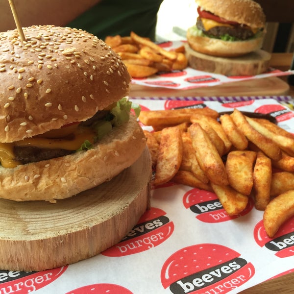 Foto tomada en Beeves Burger &amp; Steakhouse  por Yusuf G. el 9/7/2015