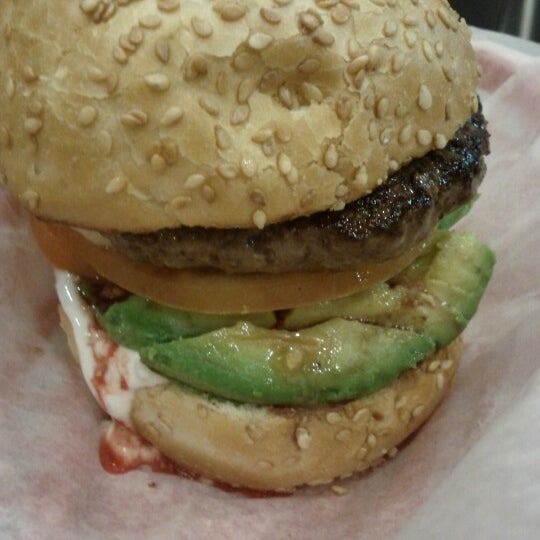Снимок сделан в Pearl&#39;s Deluxe Burgers пользователем V 11/28/2012