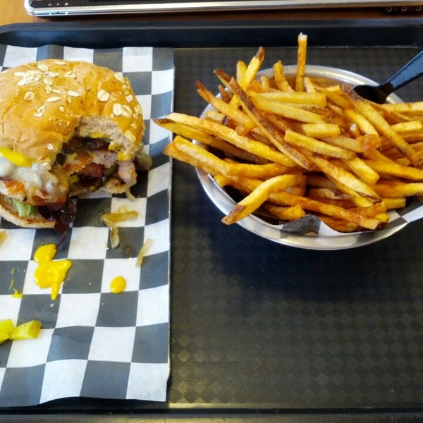 2/21/2013 tarihinde Jabari H.ziyaretçi tarafından The Burger Point'de çekilen fotoğraf