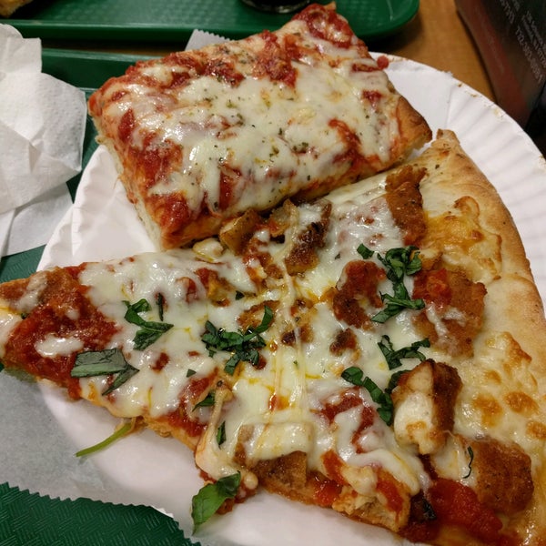 12/24/2016 tarihinde Kris N.ziyaretçi tarafından Krispy Pizza - Brooklyn'de çekilen fotoğraf