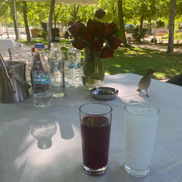 Photo taken at Mavi Göl Restaurant by Ozan on 6/2/2021