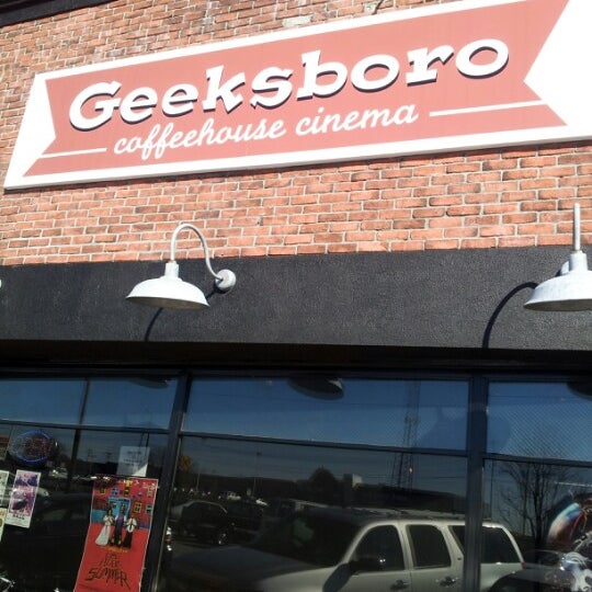 รูปภาพถ่ายที่ Geeksboro Coffeehouse Cinema โดย Stephen C. เมื่อ 11/25/2012