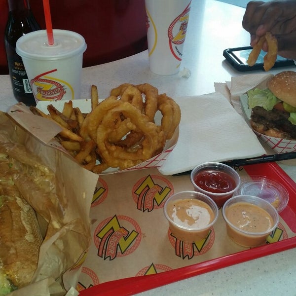 Foto scattata a Z-Burger da foodie h. il 10/9/2014
