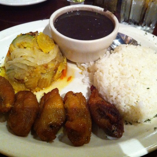 Снимок сделан в Mojitos Cuban Restaurant пользователем Heather 10/2/2012