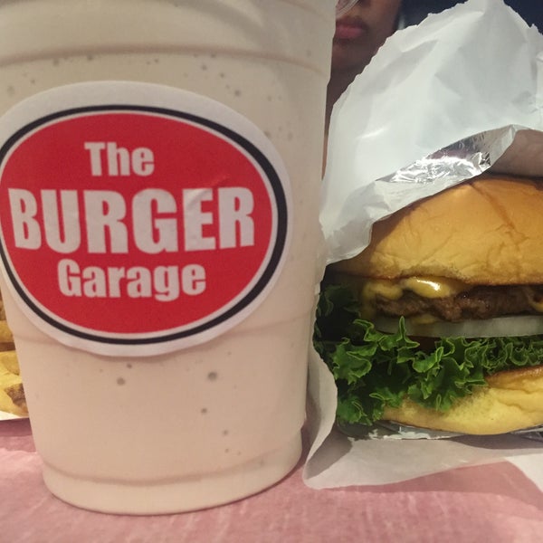 Снимок сделан в The Burger Garage пользователем PJ D. 9/1/2015