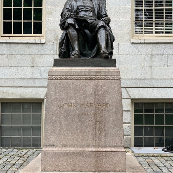 Foto tirada no(a) Harvard Square por Nastaraan N. em 9/20/2021