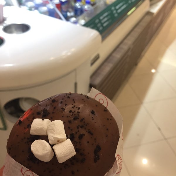 Foto diambil di Krispy Kreme oleh Fercha pada 4/14/2018