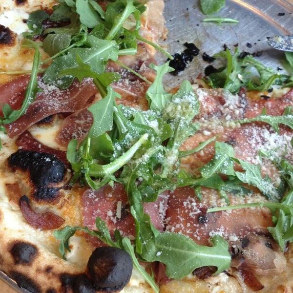 5/30/2013 tarihinde Katie G.ziyaretçi tarafından Burrata Wood Fired Pizza'de çekilen fotoğraf