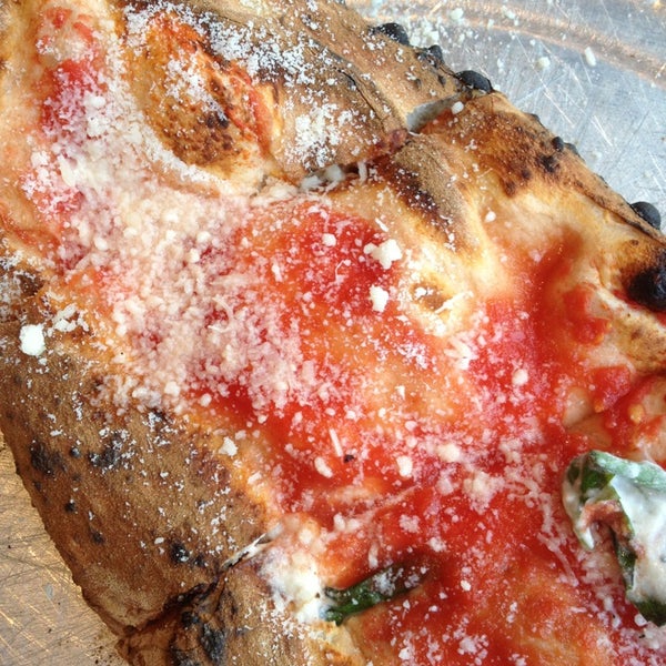 5/30/2013 tarihinde Katie G.ziyaretçi tarafından Burrata Wood Fired Pizza'de çekilen fotoğraf
