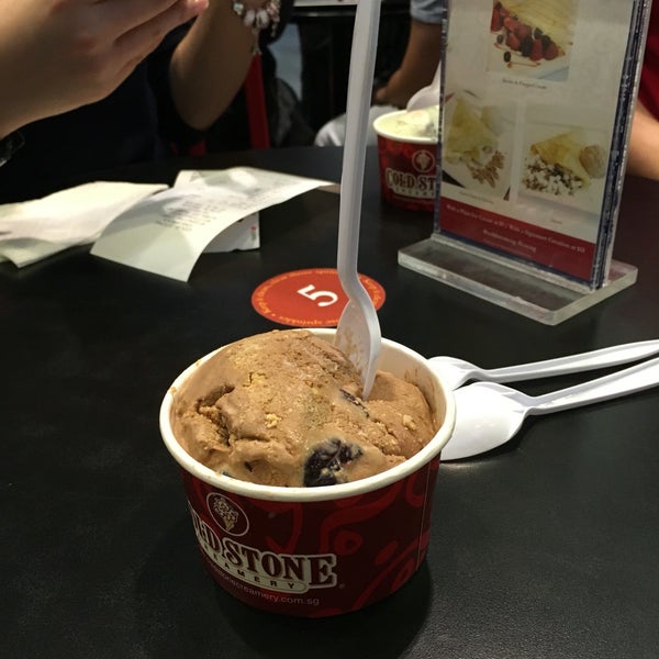Photo taken at Cold Stone Creamery by Janice K. on 9/8/2016