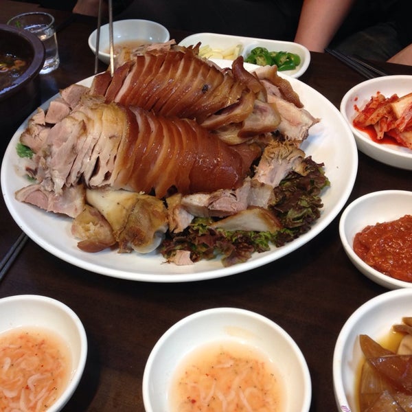 Ресторан где подают. Ресторан туалет в китае. Подача еды на лопате. Модерн туалет ресторан. Ресторан где подают.