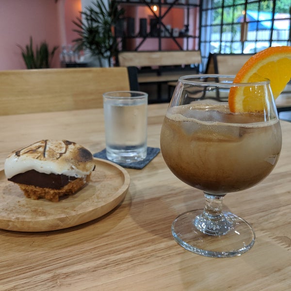 Foto diambil di La Mesa Coffee Co. oleh : P pada 10/15/2019