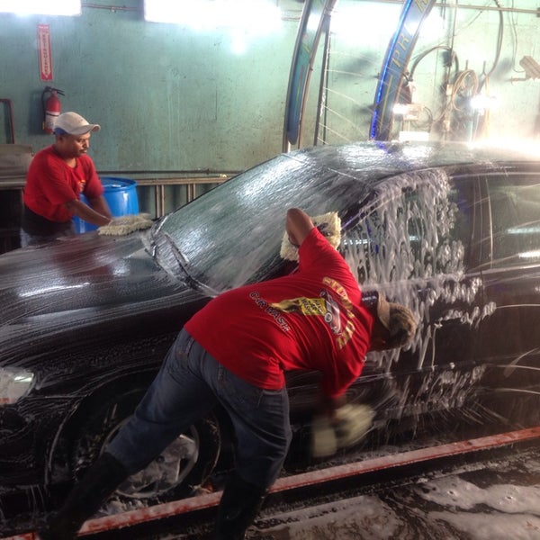 Photo taken at Studio City Hand Car Wash by threjymy h. on 8/31/2013