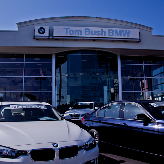 7/24/2013 tarihinde Tom Bush Family of Dealershipsziyaretçi tarafından Tom Bush BMW Jacksonville'de çekilen fotoğraf