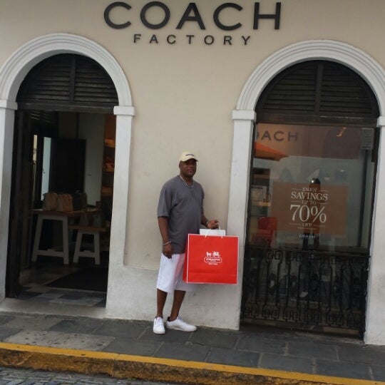 Coach outlet. Коуч аутлет. Coach Outlet витрина. Аутлет в Сан Ремо Италия. Coach Outlet логотип.