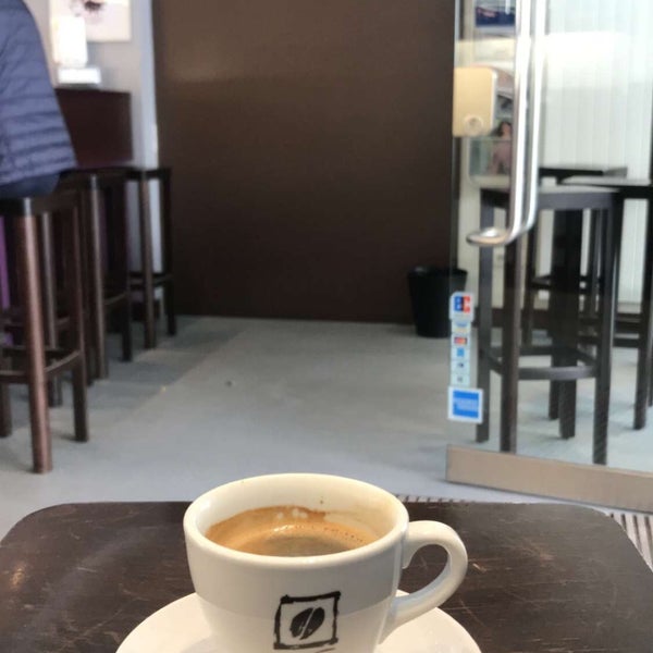 Photo taken at Vee&#39;s Kaffee &amp; Bohnen by Khalid on 8/22/2019