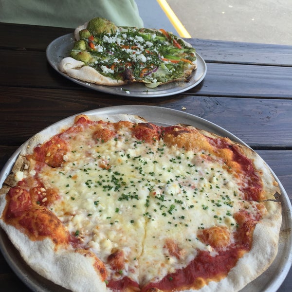 Das Foto wurde bei Pizza of Venice von Hiram C. am 7/5/2015 aufgenommen