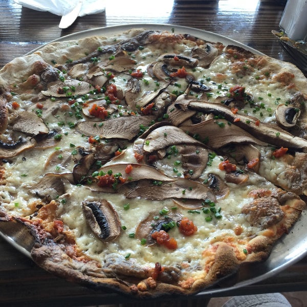 Das Foto wurde bei Pizza of Venice von Hiram C. am 7/19/2015 aufgenommen