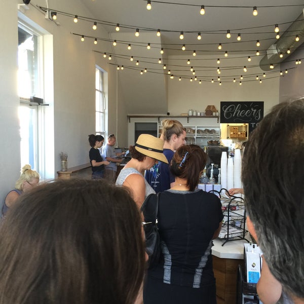 8/29/2015 tarihinde Hiram C.ziyaretçi tarafından Lavender &amp; Honey Espresso Bar'de çekilen fotoğraf