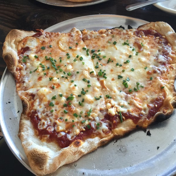 Das Foto wurde bei Pizza of Venice von Hiram C. am 2/8/2015 aufgenommen